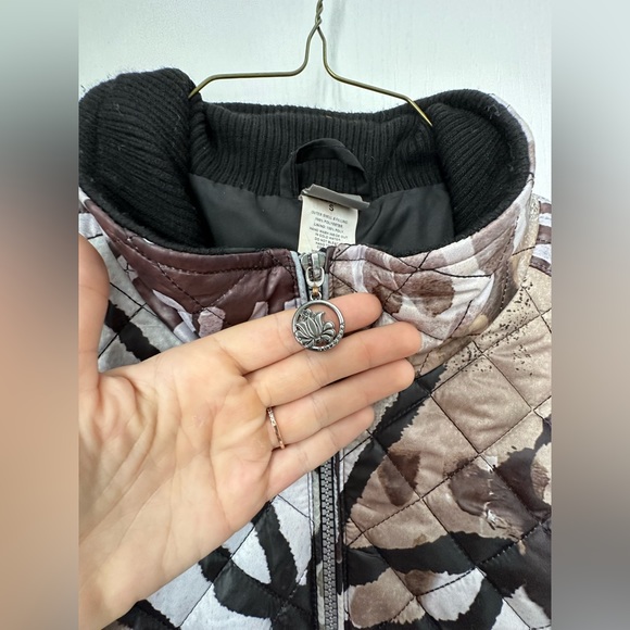 Dolcezza brand fitted lightweight puffer jacket. Fitted. Size small. - Picture 4 of 7